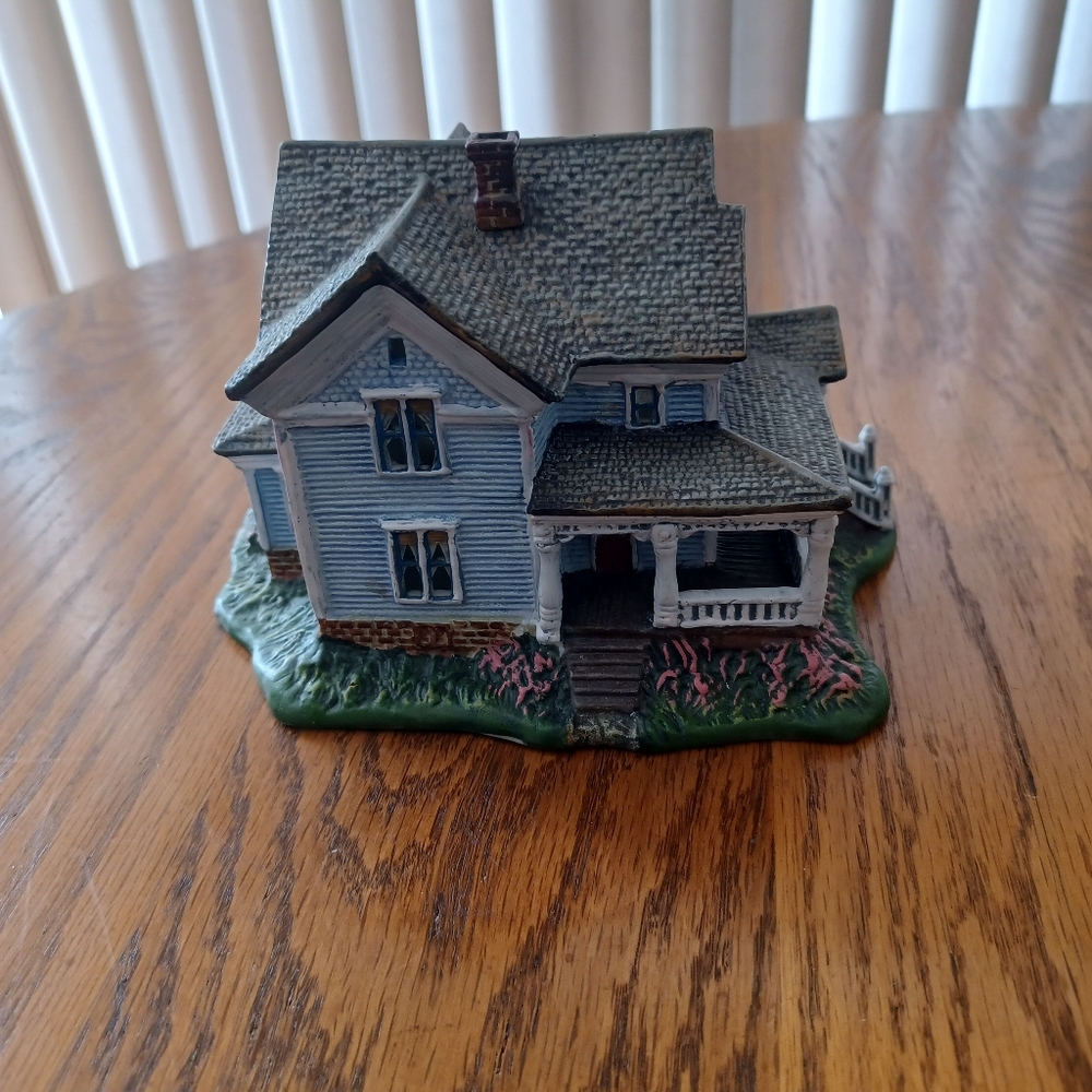 Town Hall Collectibles 1998 Lang And Wise Corner Porch House
